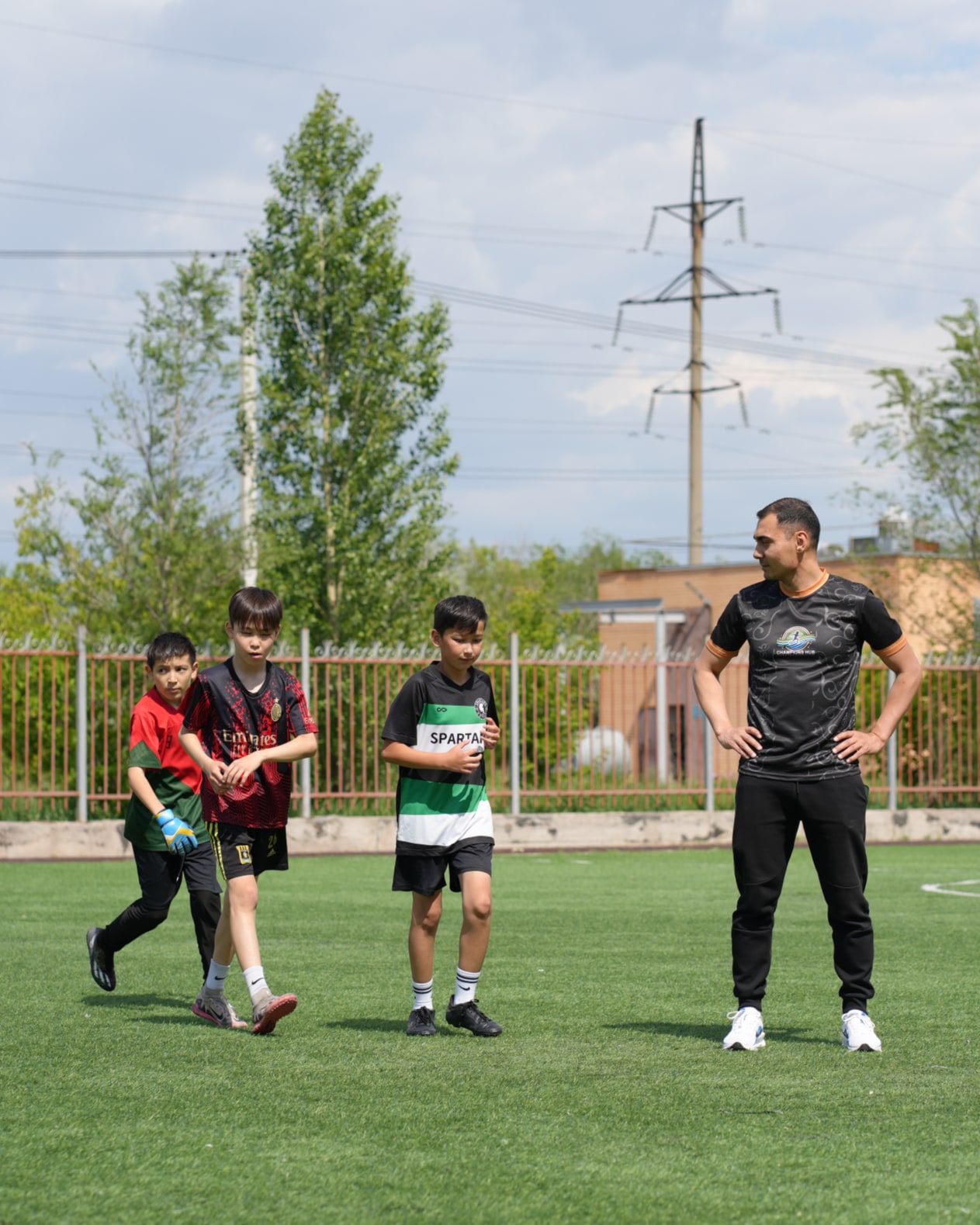 Дети занимаются на свежем воздухе в центре Champions Hub