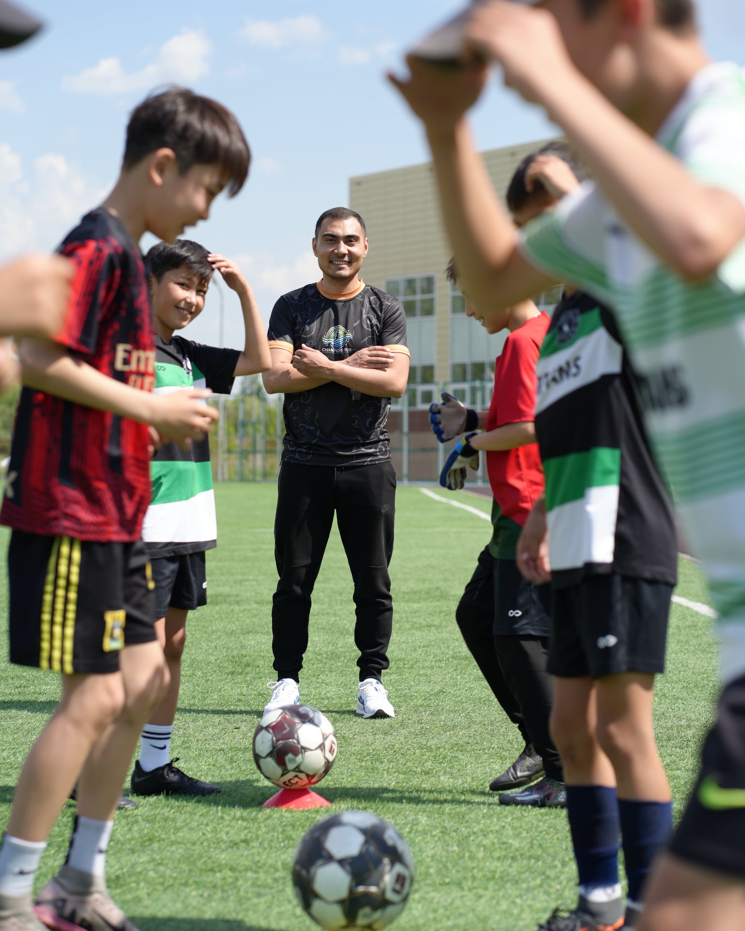 Дети занимаются на свежем воздухе в центре Champions Hub