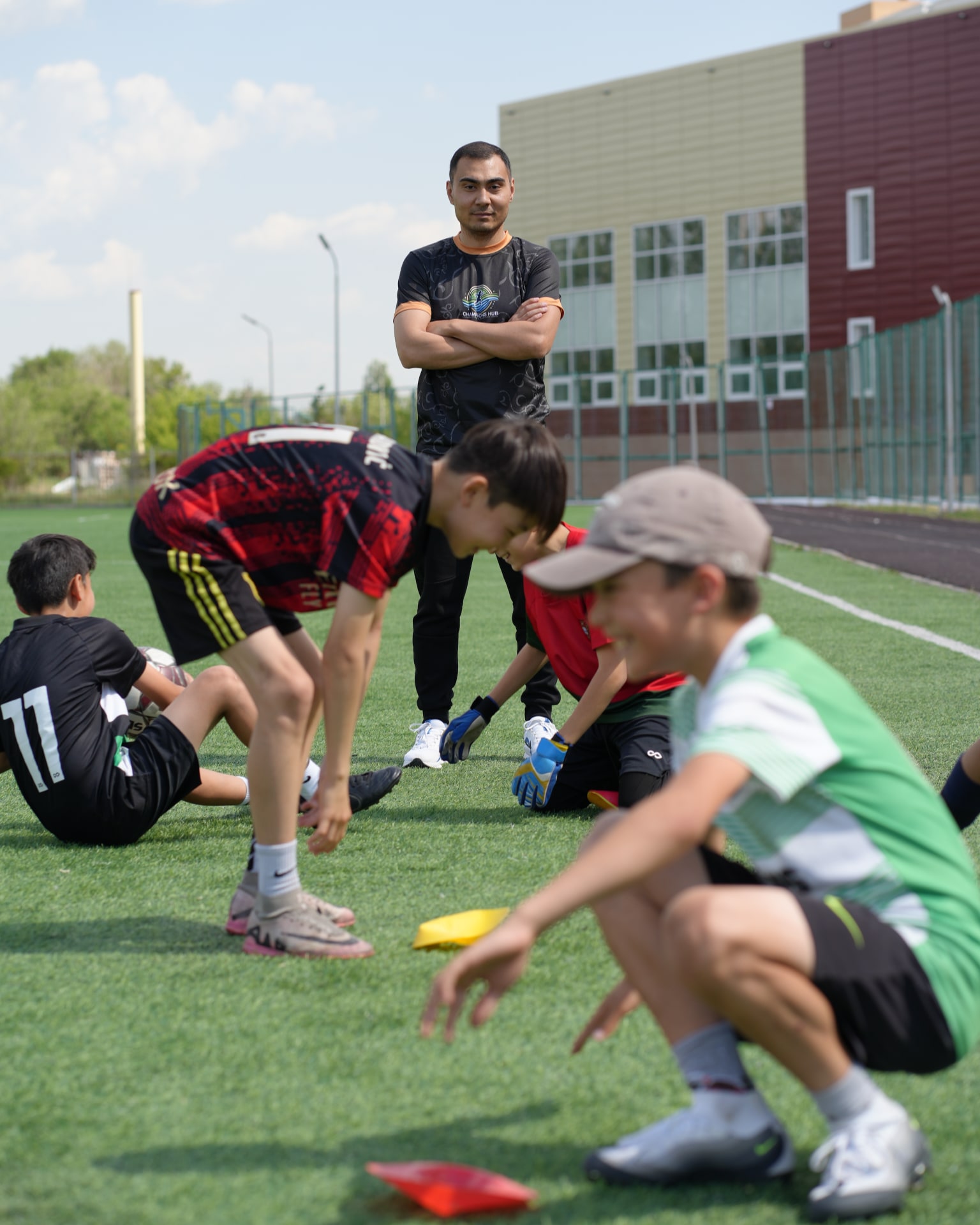 Дети занимаются на свежем воздухе в центре Champions Hub