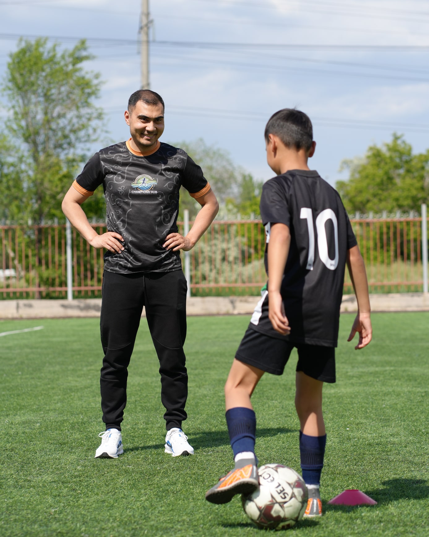 Дети занимаются на свежем воздухе в центре Champions Hub